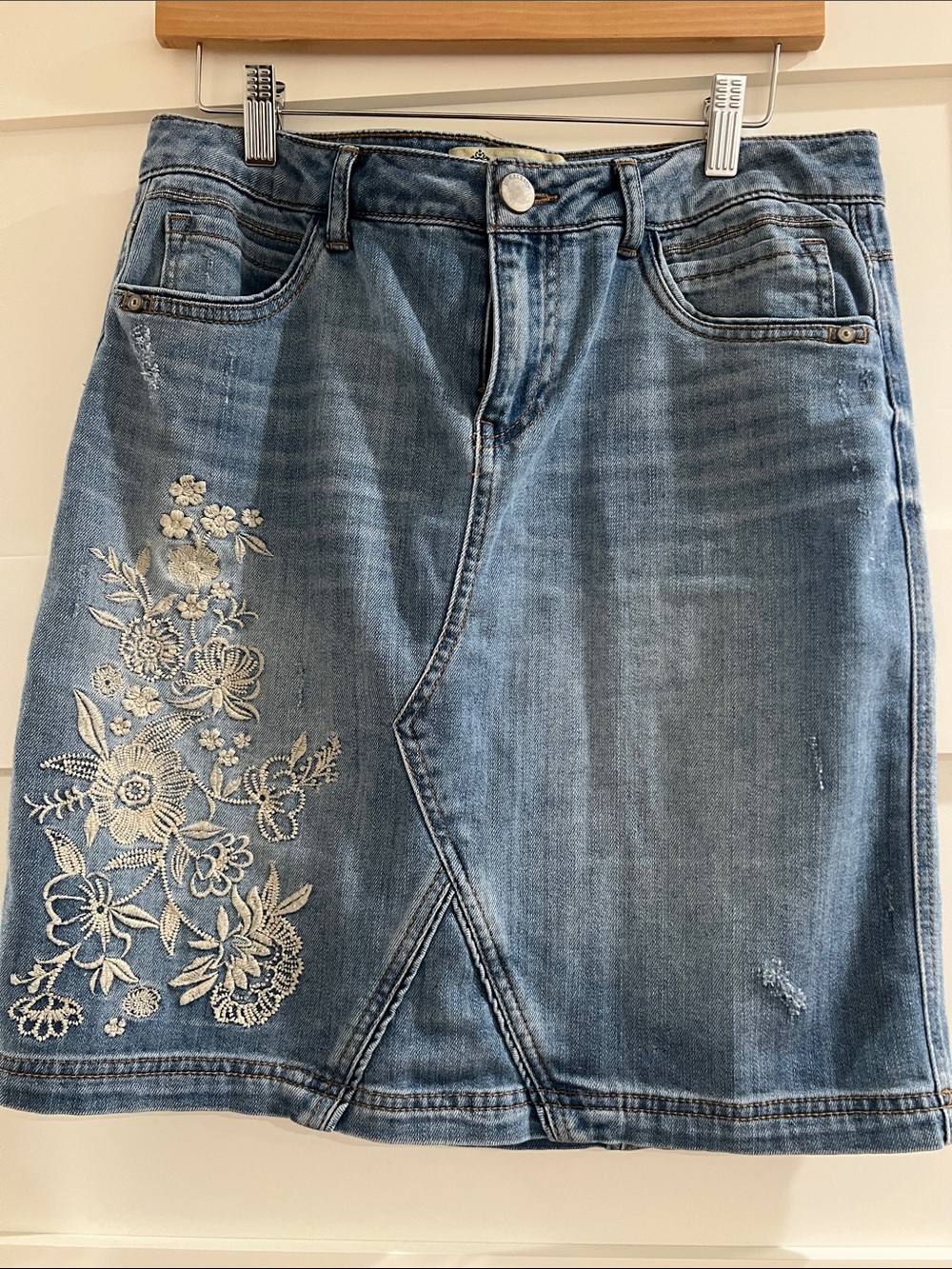 Democracy size 4 denim skirt with beautiful embroidery